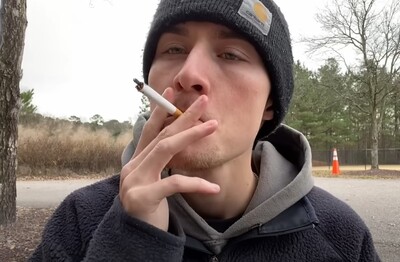 Лечение зависимости от табакокурения в Орске Мужчина с сигаретой делает затяжку