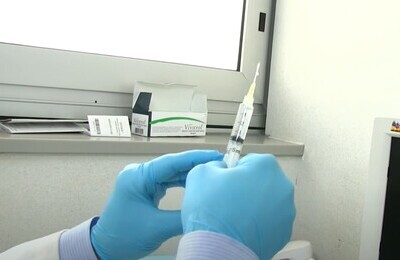 Проведение кодирования Вивитролом в Орске Шприц с Вивитролом в руках у врача